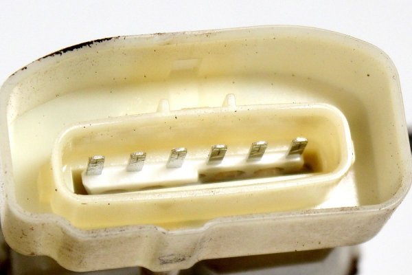 Zamek drzwi przód lewy Toyota Yaris XP10 1999-2005 6-PIN