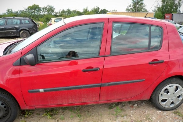 Błotnik przód prawy Renault Clio III 2008 Hatchback 5-drzwi (kod lakieru: OV727 - RED BRISK BC)