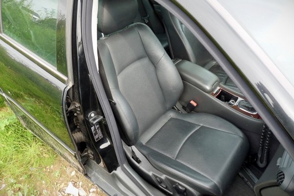 _Komplet fotel lewy kierowcy + fotel prawy pasażera + kanapa tył Mercedes C-Klasa W203 2002 Kombi
