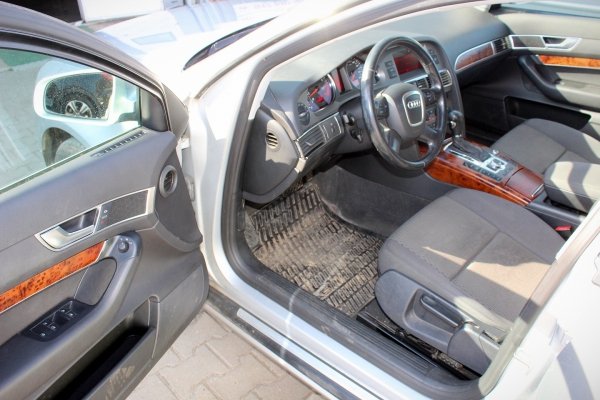 Zwrotnica przód prawa Audi A6 C6 2005 2.4i BDW Kombi