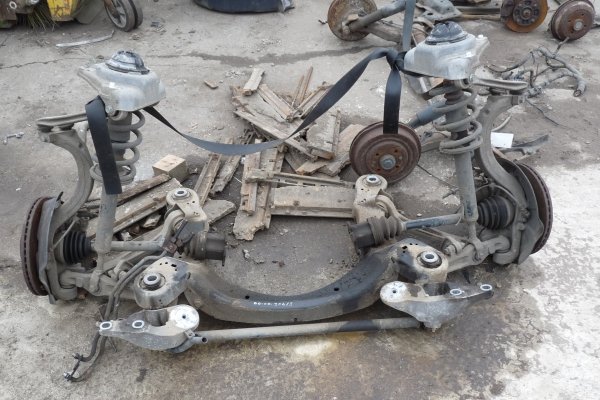 Zwrotnica przód prawa Audi A6 C6 2005 2.4i BDW Kombi