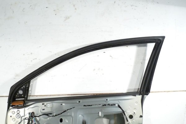 Drzwi przód prawe Toyota Avensis T25 2004  Liftback 