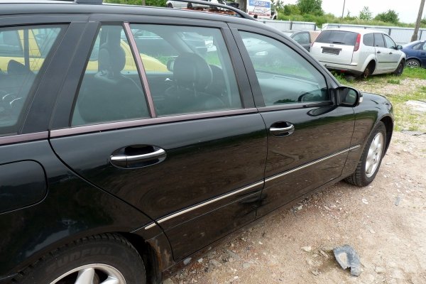 Zderzak przód Mercedes C-Klasa W203 2002 Kombi (Kod lakieru: 040)