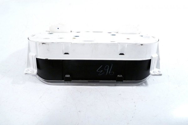 Licznik zegary Mitsubishi Outlander 2004 2.4i 16V