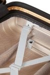 Bagaż posiada pasy krzyżowe, które umożliwiają spęcie zawartości walizki