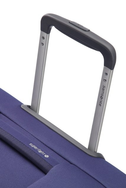 Bagaż posiada wyciągany, stopniowany stelaż, co umożliwia wygodne prowadzenie bagażu