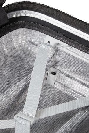 Bagaż posiada pasy krzyżowe, które umożliwiają spęcie zawartości walizki