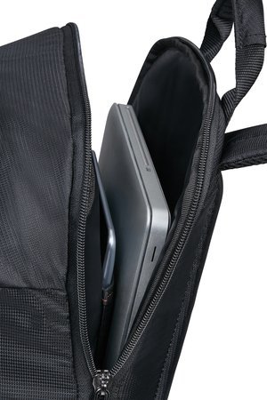 Plecak posiada kieszeń tylną z przeznaczeniem na laptopa