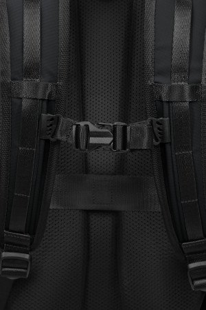 Plecak ma regulowane zapięcie piersiowe oraz dopinana materiałową cienką nerkę na pas