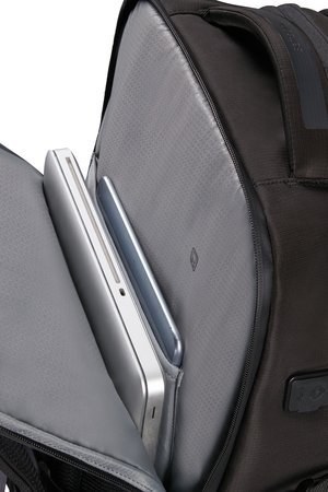 Plecak posiada miejsce na laptopa i na tablet zamykane na wodoodporny suwak