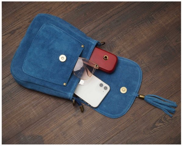 Damska skórzana zamszowa torebka listonoszka Solome Navia niebieska plener