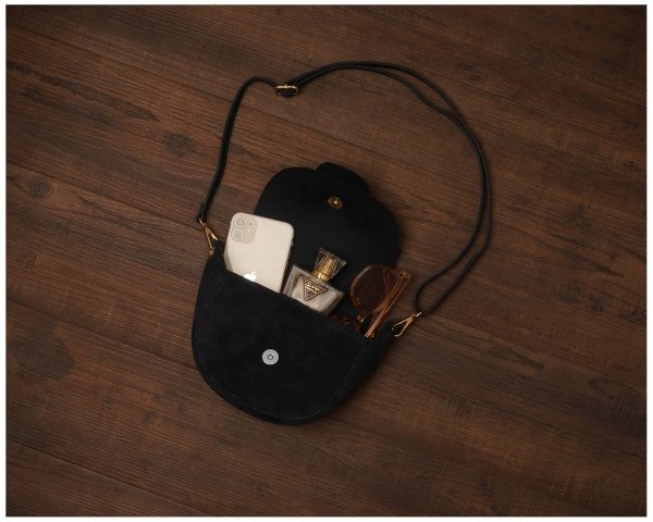 Czarna skórzana listonoszka torebka damska na ramię zamszowa plener