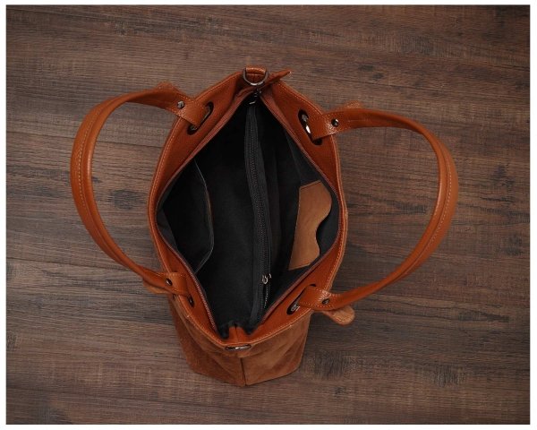 Damska skórzana torebka wizytowa listonoszka Solome Daily koniakowa zamsz plener