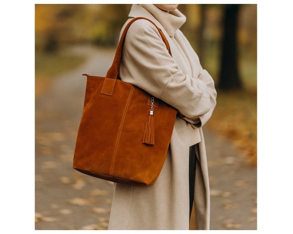 Skórzana torba damska włoska torebka miejska Solome Carvela koniak zamszowa z modelką