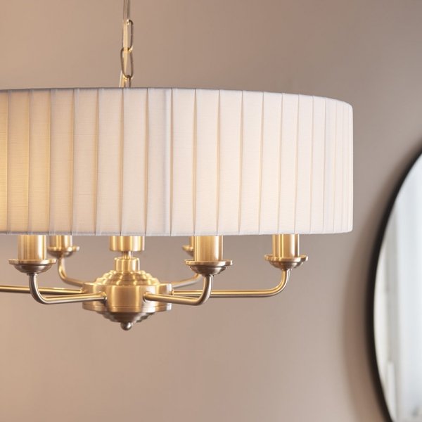 LAMPA WISZĄCA ŻYRANDOL ŚWIECZNIKOWY HIGHCLERE 94399 ENDON BIAŁY KLOSZ Z TKANINY LNIANEJ W STYLU VINTAGE, CHROMOWANY SZCZOTKOWANY ŁAŃCUCH Z REGULACJĄ WYSOKOŚCI