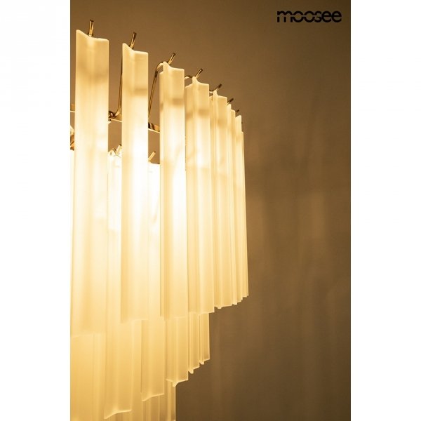 Elegancki złoty żyrandol do salonu w stylu glamour z mlecznobiałymi kloszami GORDON MSE1501100563 MOOSEE