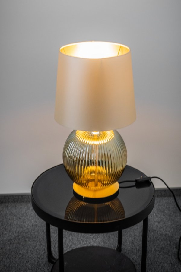 Lampa stołowa lampka nocna nowoczesna uniwersalna kula ryflowane ciemne szkło beżowy abażur satyna mosiądz szczotkowany HAMILTON 8530 Argon
