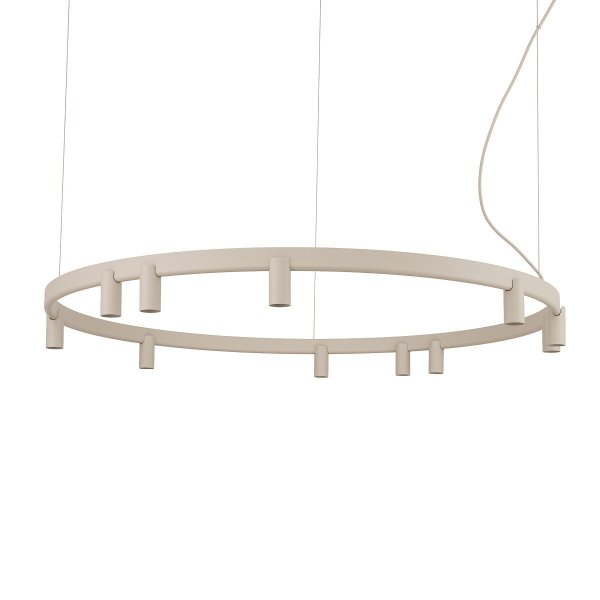 Minimalistyczna beżowa lampa wisząca okrąg FOURTY ROUND LED XI zawieszona na regulowanych linkach nad drewnianym stołem w jadalni w stylu japandi.