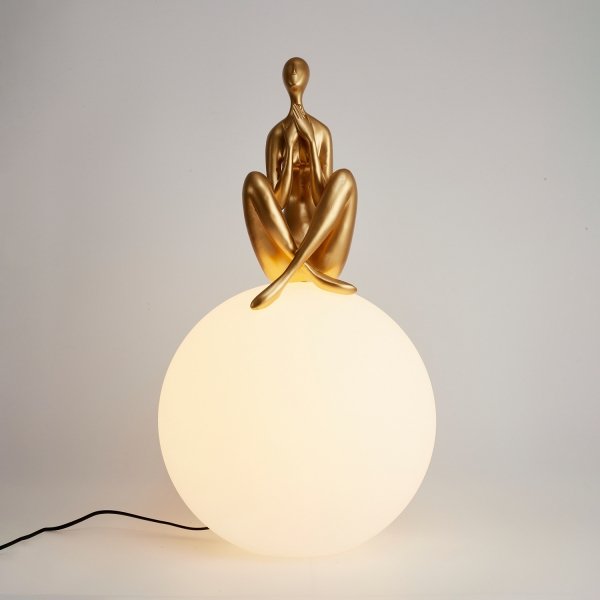 Designerska lampa stołowa dekoracyjna ozdobna kobieca sylwetka złota szklana kula WOMAN ST-6022-C gold Step Into Design