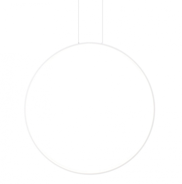 Duża, nowoczesna biała lampa wisząca w formie ringu Maxlight Visual Ver P0653 o średnicy 80 cm, zamontowana w jasnym, minimalistycznym salonie kąpielowym, oświetlenie LED 3000K.