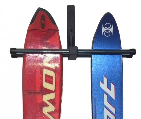 Wieszak ND2C na ścianie – uchwyt na narty i kijki narciarskie