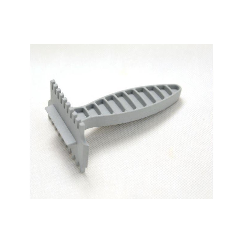 Plastic scraper for excluders, reinforced