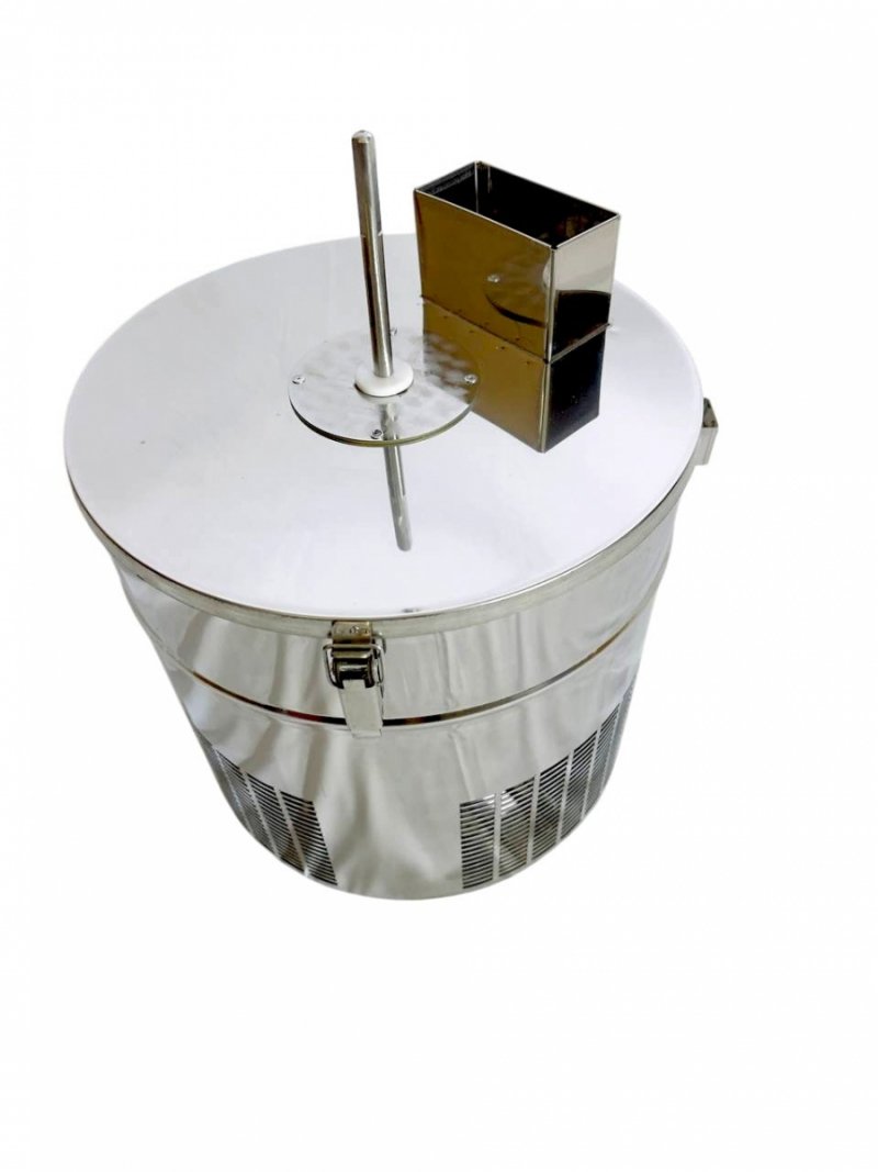 Urządzenie do pozyskiwania pierzgi na napęd wiertarki