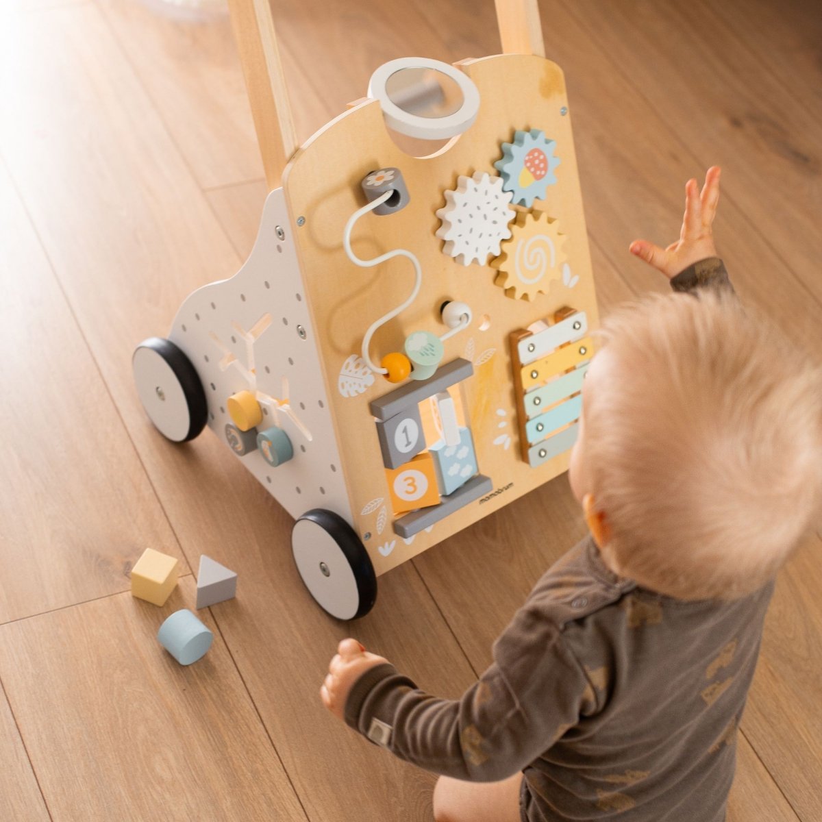 Drewniany chodzik edukacyjny 8w1 / pchacz dziecięcy - tablica manipulacyjna