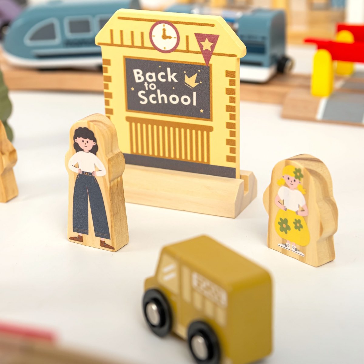 Drewniana kolejka miejska z elektrycznym pociągiem - ruchomy dźwig, statek, mosty