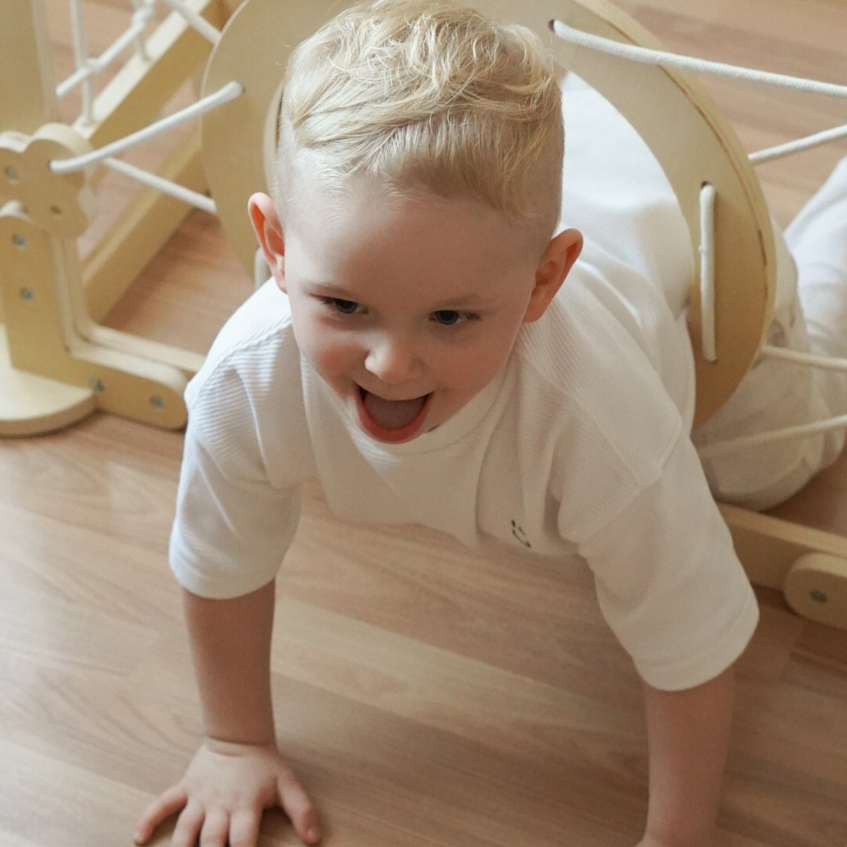 Drewniany domowy plac zabaw dla dzieci – domek z drabinkami i zjeżdżalnią