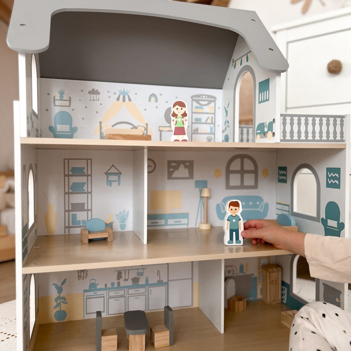 Biały, drewniany domek dla lalek z tarasem i akcesoriami