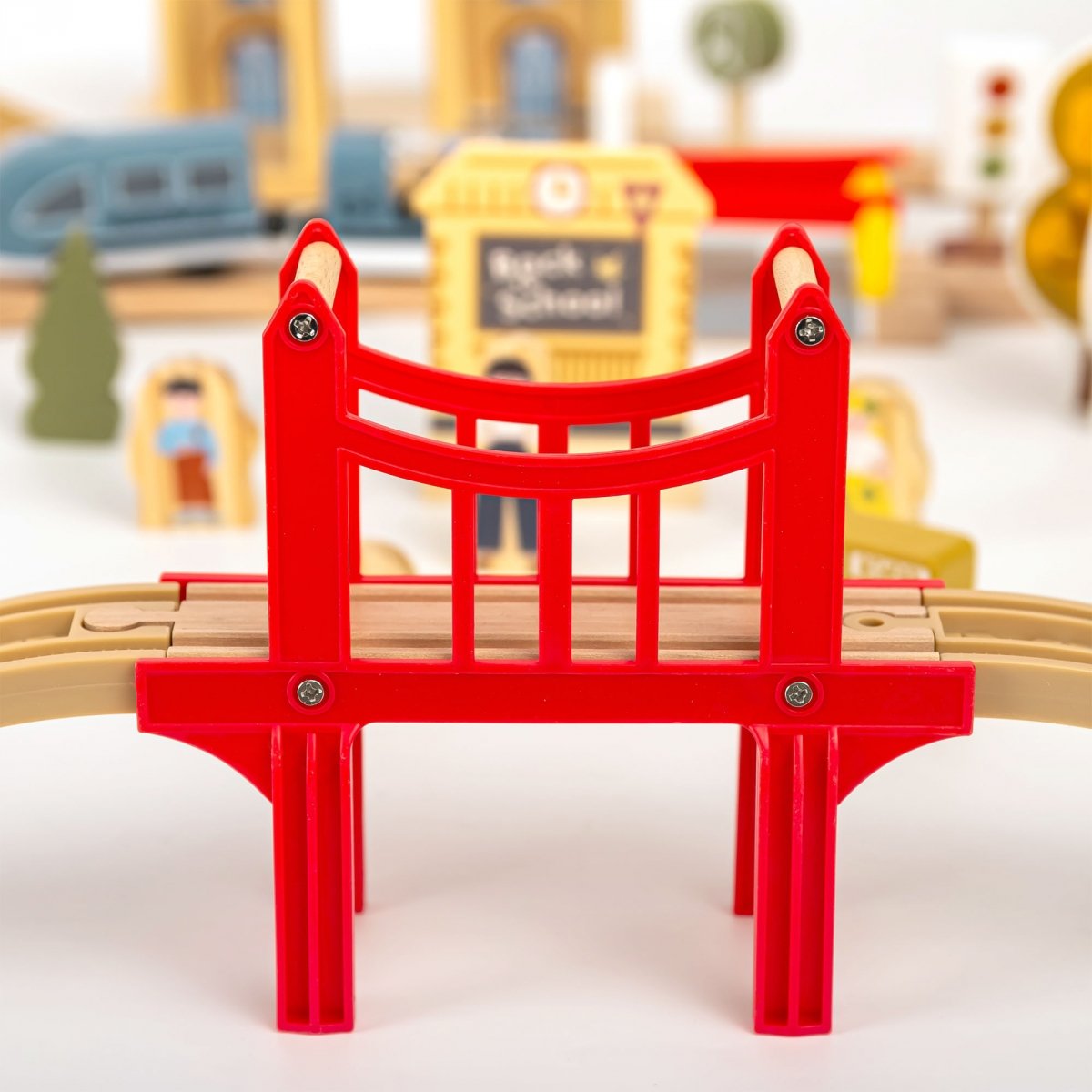 Drewniana kolejka miejska z elektrycznym pociągiem - ruchomy dźwig, statek, mosty