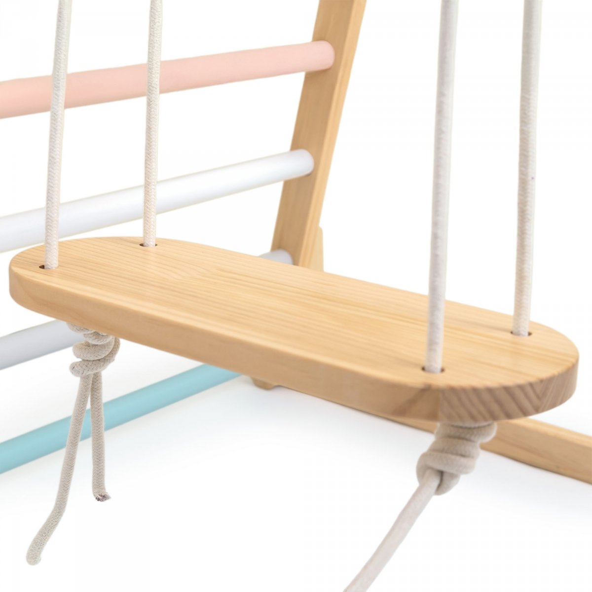 Drewniany domowy plac zabaw z huśtawką, kółkami gimnastycznymi i siatką wspinaczkową