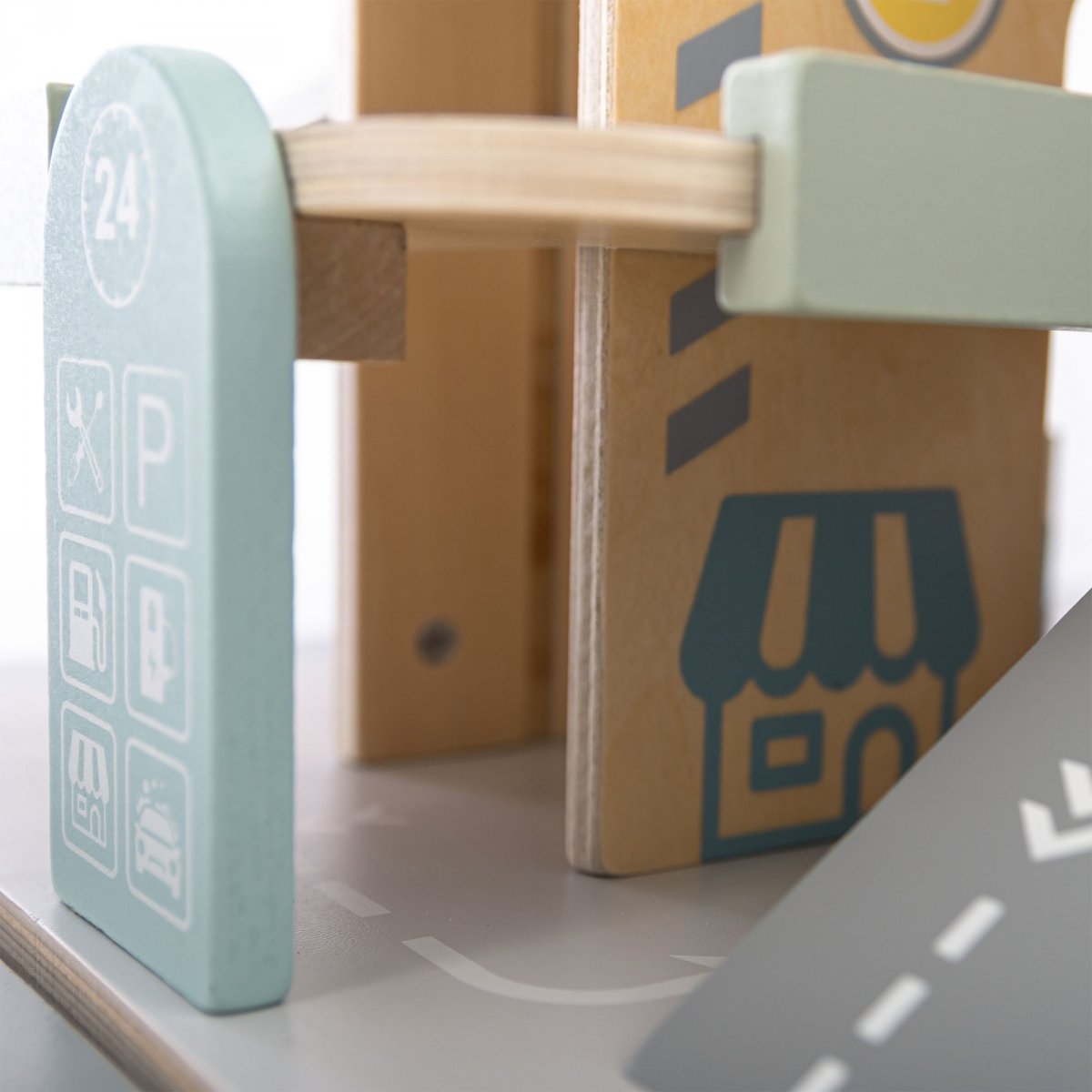 Drewniany, trzypoziomowy garaż dla dzieci z akcesoriami – parking, stacja paliw, myjnia, helikopter