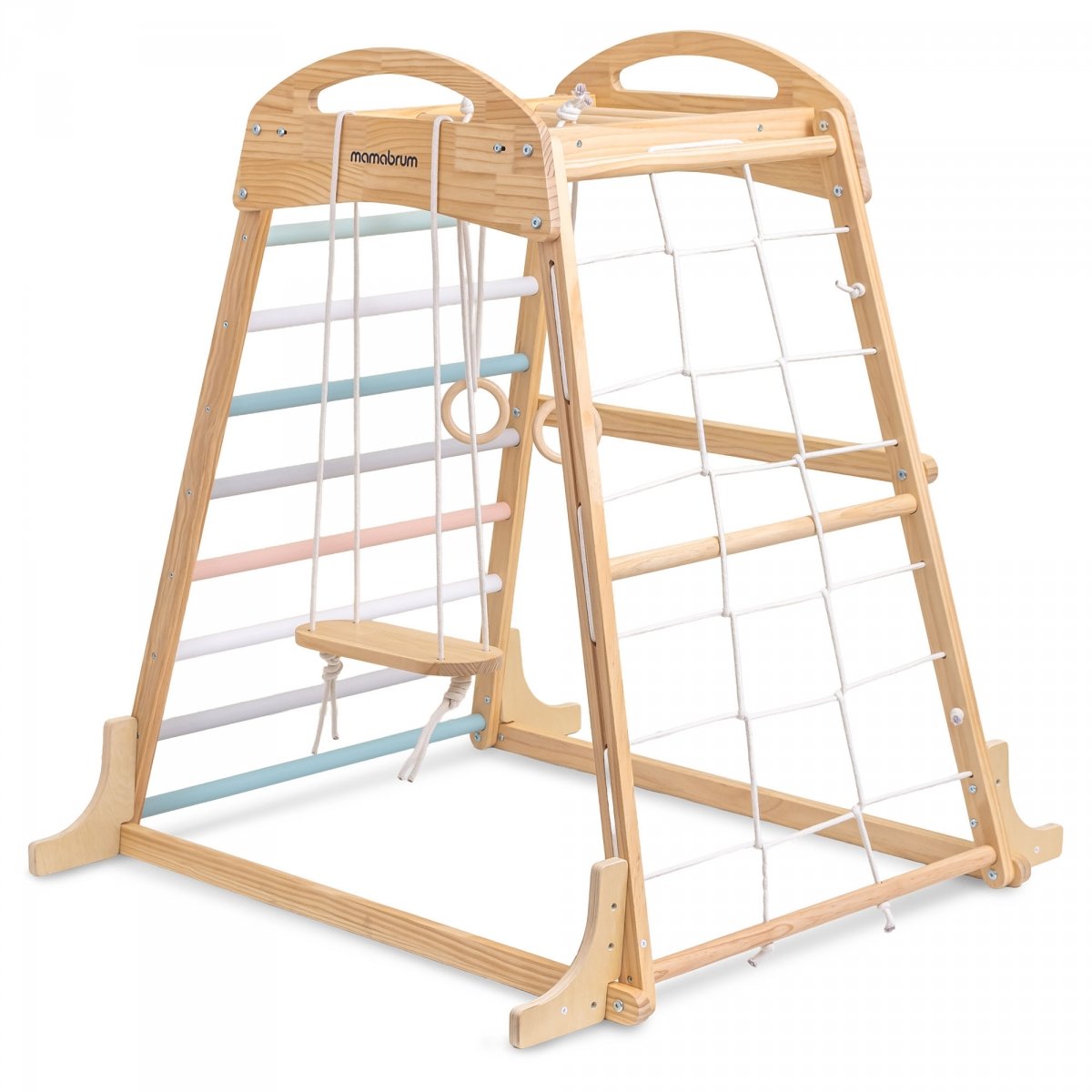 Drewniany domowy plac zabaw z huśtawką, kółkami gimnastycznymi i siatką wspinaczkową