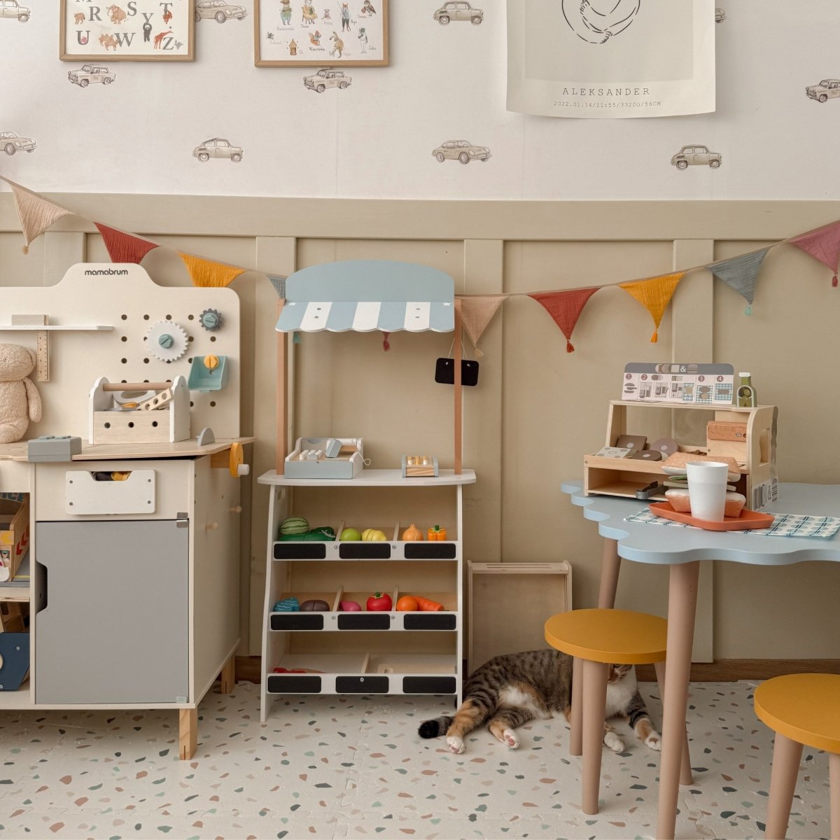 Warzywniak - drewniany stragan ze skrzynkami, kasą i terminalem 