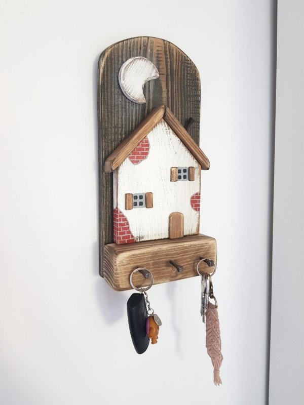 Drewniany wieszak na klucze domek z cegłą