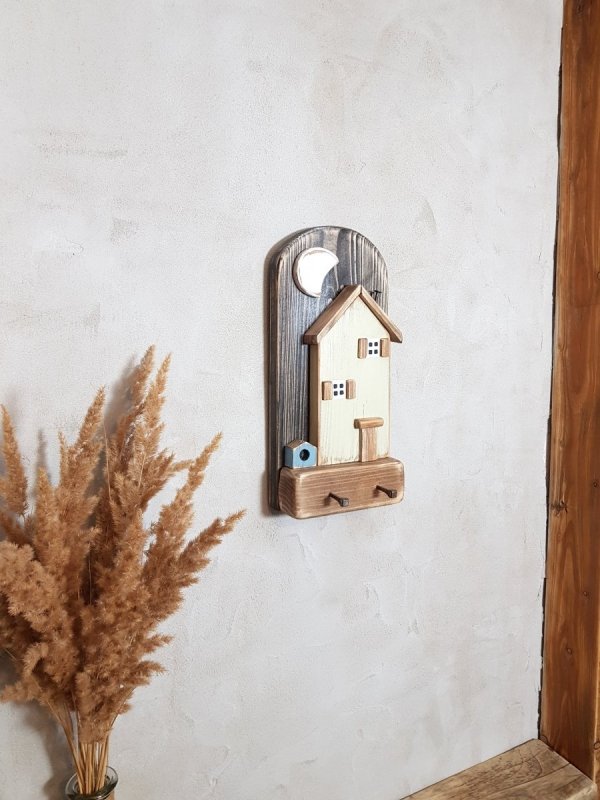 Drewniany wieszak na klucze domek z budą oliwka
