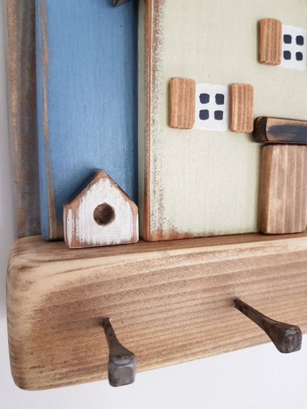 Drewniany wieszak na klucze domki z budą