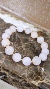 3001 Bransoletka naturalny kamień kwarc różowy na gumce jubilerskiej