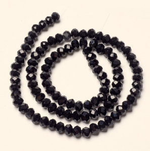 1599 Nieprzezroczyste, jednokolorowe koraliki szklane, fasetowane, okrągłe, czarne, 3,5~3,8 x 3 mm, otwór: 0,4 mm, ok. 105~110 szt./sznur, 29~31 cm 