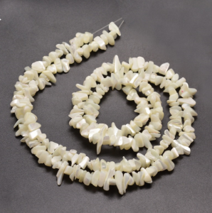 n101 Naturalna biała masa perłowa sieczka drobna 2-4mm sznur 92cm