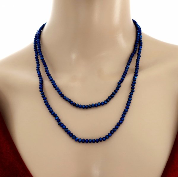 Halskette mit glänzenden Glassteinen auf einem elastischen Schmuckband.