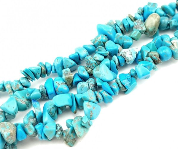 ein Strang aus Steinen zur Herstellung von Schmuck