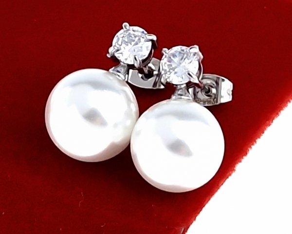 gold earrings made of stainless steel