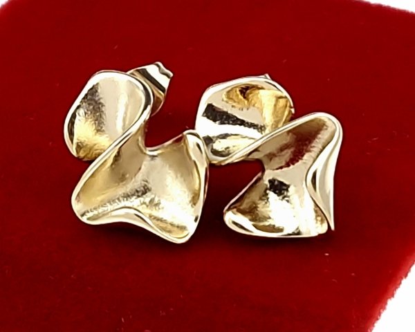 gold earrings made of stainless steel
