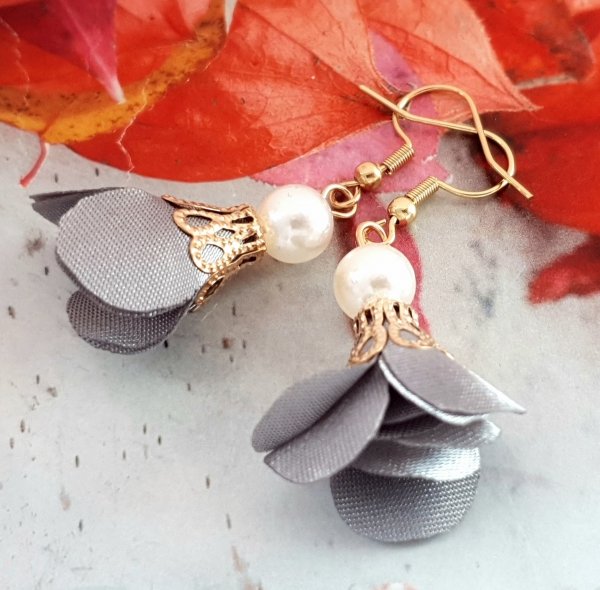 gold earrings made of stainless steel