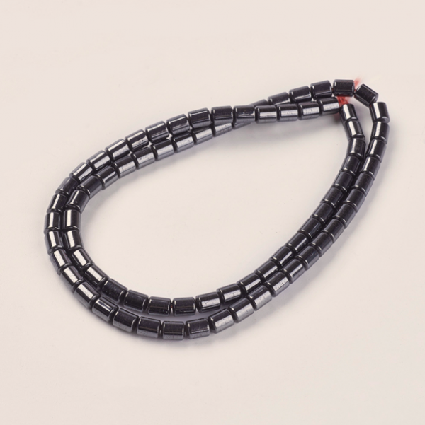 3189 Koraliki z hematytu syntetycznego niemagnetyczne, kolumnowe, czarne, 4 x 5 mm, otwór: 1 mm, około 80 szt./pasmo, 16 cali