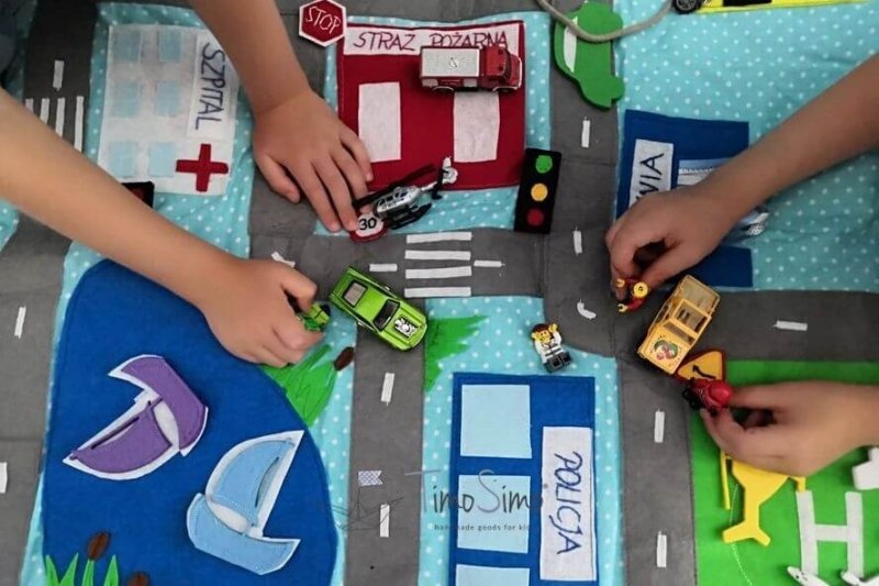 Składana ulica z samochodami - mata książeczka sensoryczna dla chłopca 3+