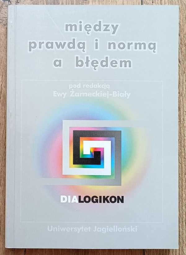 Między prawdą i normą a błędem